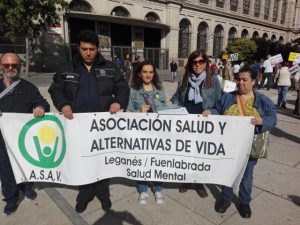 La Gerente de UMASAM, Adriana Sanclemente, al lado de Ana Lancho, Vicepresidenta de la Asociación La Barandilla, detrás de la pancarta que como todos los años llevan a esta marcha los socios de la Asociación ASAV de Leganés y Fuenlabrada.
