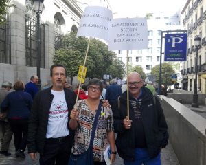 Miembros de UMASAM apoyando la concentración. José Manuel Dolader, de la Asociación TÚ DECIDES, May González de AFAEM 5 y Pedro Reina de AFAEP durante la marcha.