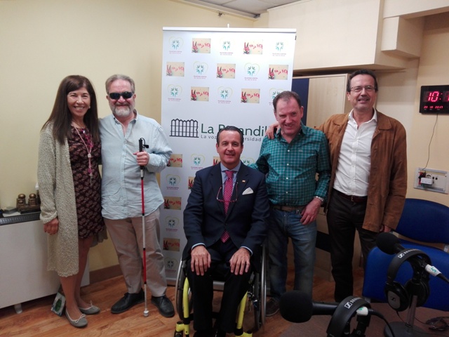Ignacio Tremiño con miembros de la asociación La Barandilla y radio