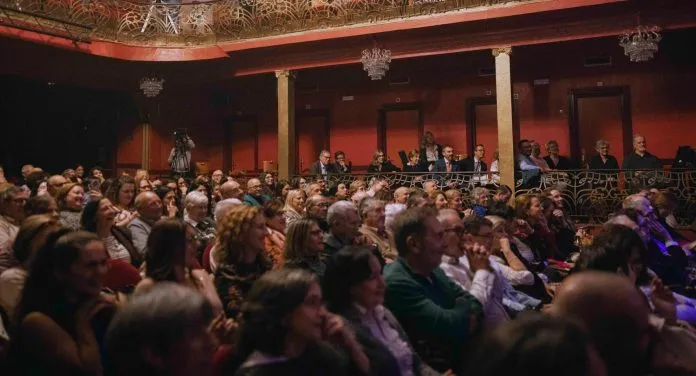 Un teatro lleno de solidaridad