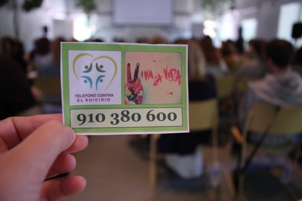 El TELÉFONO CONTRA EL SUICIDIO ha salvado ya varias vidas durante sus tres meses de funcionamiento, señaló durante su ponencia su presidenta Ana Lancho. Comenzó la jornada agradeciendo la labor que realizan las "escuchas " de este teléfono que de forma anónima y gratuita atienden a las personas que necesitan de sus servicios.