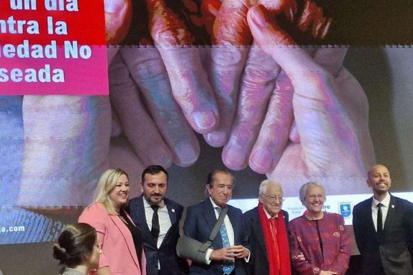 Foto de familia con los organizadores y participantes de este evento.