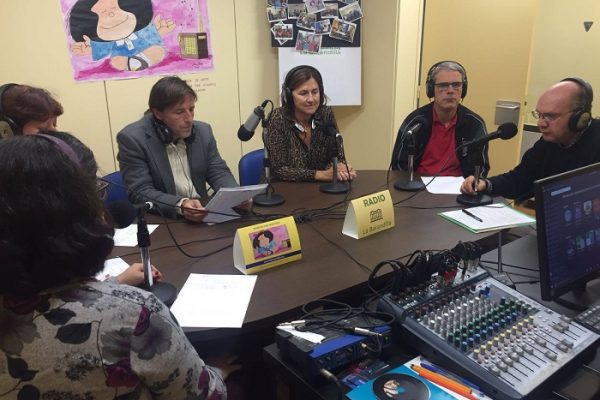 Marta Presas fue la primera psiquiatra que el 26 de octubre del año 2016 visitó las instalaciones de la radio social labarandilla.org para ser entrevistada por los pacientes del Hospital de Día Lajman en su programa de radio "Conecta con nosotros"
